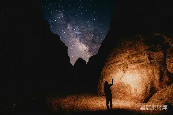 高清摄影 一个男人站在沙漠的中间，在夜晚。
