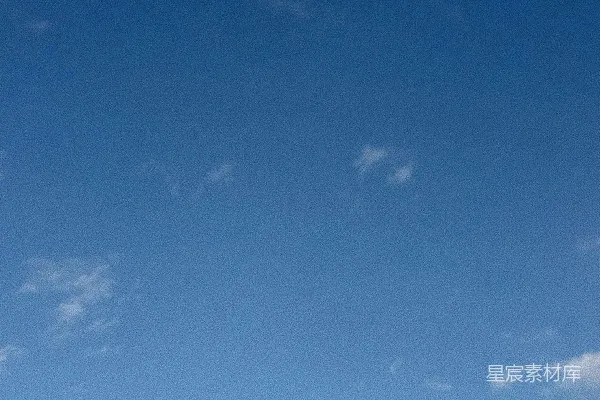 高清摄影 海滩上一群人在放风筝