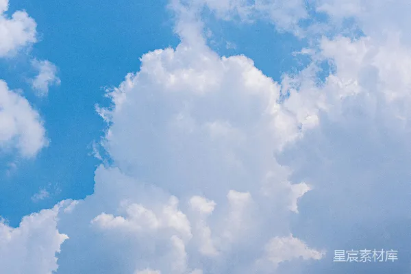 高清摄影 fluffy云在明亮的蓝天下漂浮。
