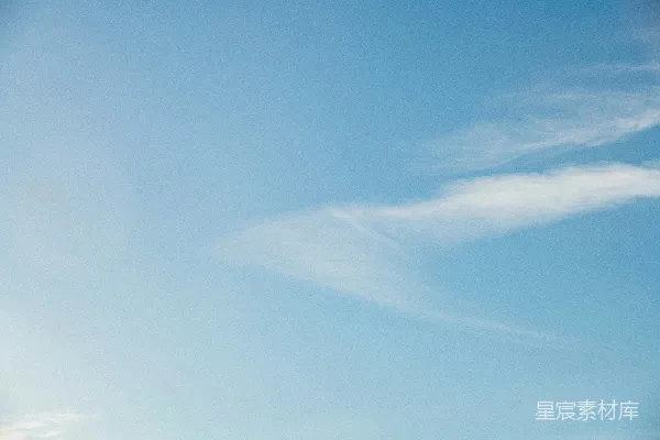 高清摄影 画面展示的是湛蓝的天空中点缀着轻柔的云朵。