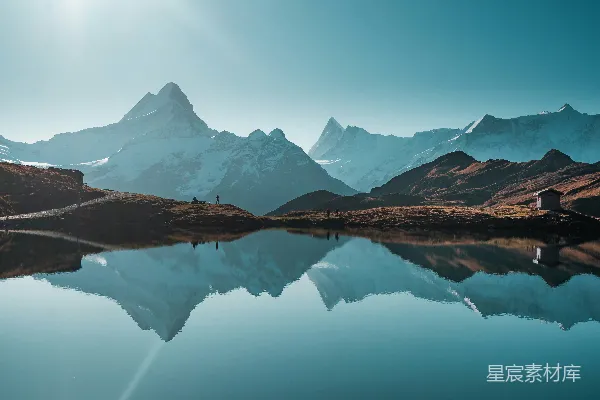 高清摄影 前景中有一座山脉与湖泊相邻。