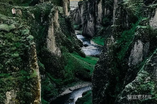 高清摄影 环绕着岩石形成的河流