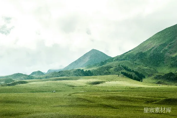 高清摄影 山间草地的鸟瞰视图