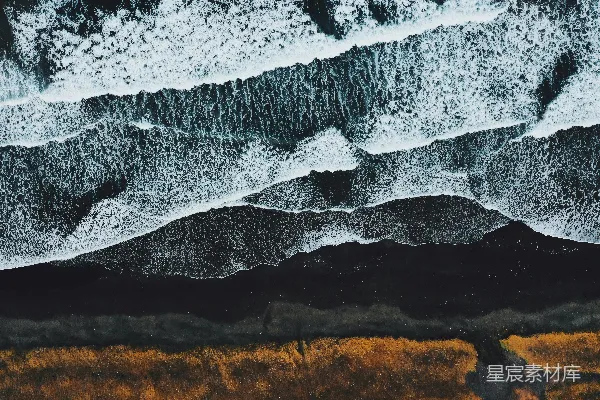 高清摄影 海滩上空俯视的景象，海浪拍打着海岸