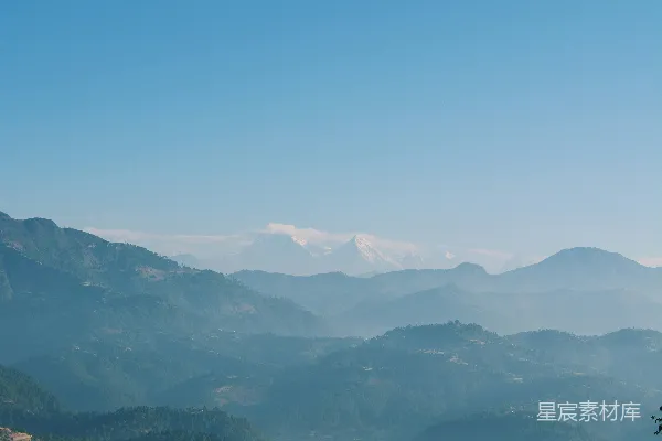 高清摄影 蓝天下的绿色山脉在白天
