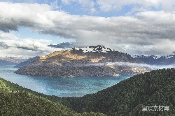 高清摄影 白天山水之间云雾缭绕的风景摄影
