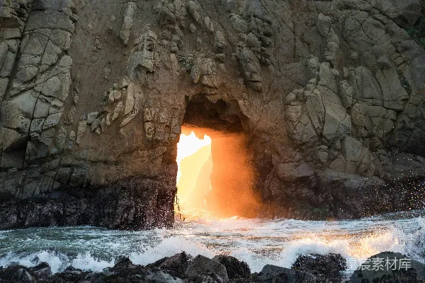 高清摄影 海浪在白天拍打岩石。