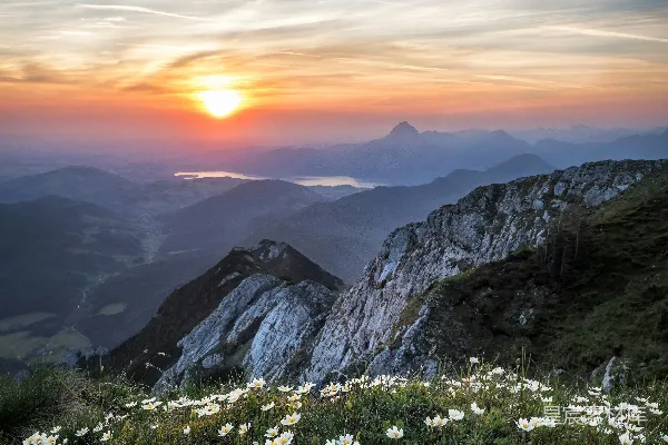 高清摄影 白天从空中俯瞰灰山的景象