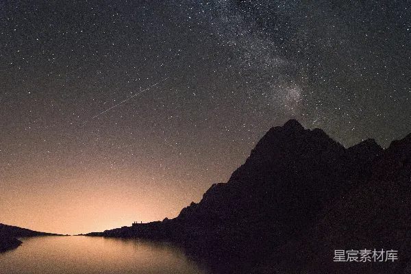 高清摄影 夜晚山的轮廓位于水体旁