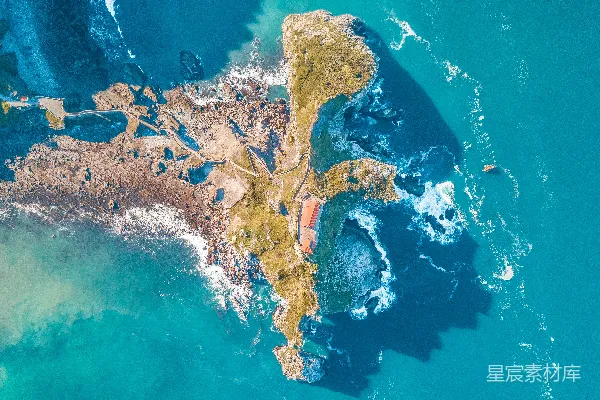 高清摄影 从空中拍摄的海浪撞击巨石的照片