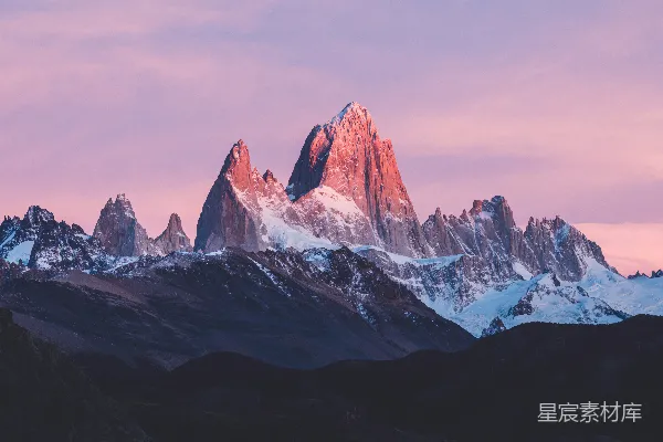 高清摄影 山峦背景中有粉红色的天空