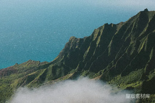 高清摄影 空中飘云的一山之景