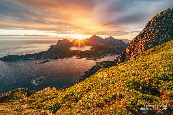 高清摄影 夕阳西下在一片草地之上