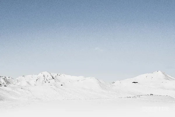 高清摄影 白天拍摄的覆雪高山的照片