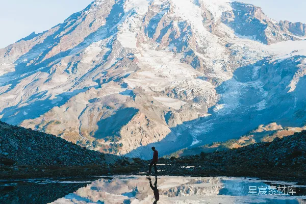 高清摄影 男人在 Glacier 山附近的白天行走