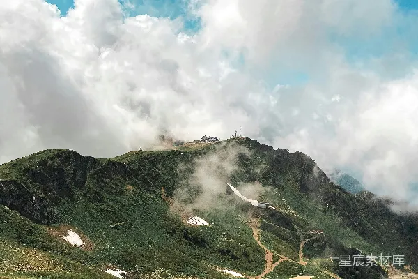 高清摄影 绿山白云间，白日蓝天下