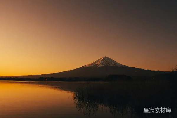 高清摄影 湖畔山景的轮廓摄影在黎明时分