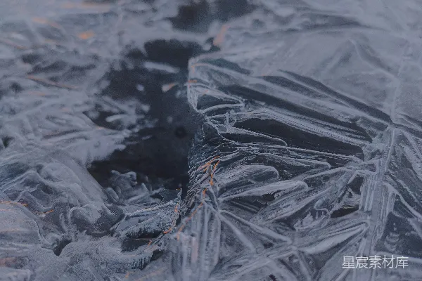 高清摄影 暗色地面上的尖锐冰 formation 的特写镜头。