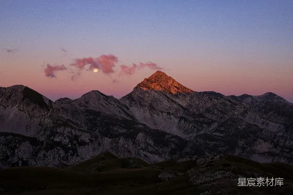 高清摄影 覆盖着白雪的山峦