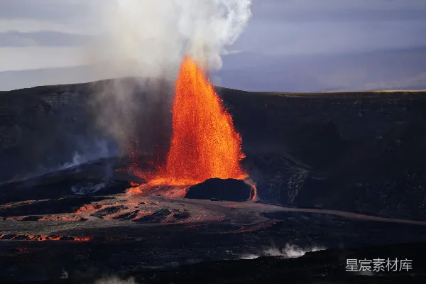 高清摄影 火山喷发，炽热的橙色熔岩向上喷射。