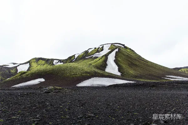 高清摄影 白云下的绿山峰