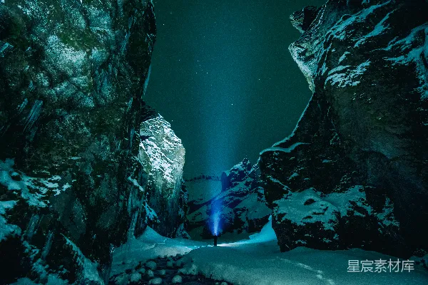高清摄影 人站在被白雪环绕的山峰之间