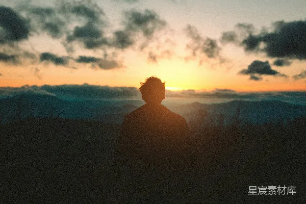 高清摄影 夕阳下山间站立的人形剪影