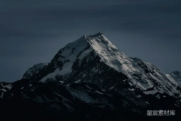 高清摄影 夜间雪覆盖的山脉