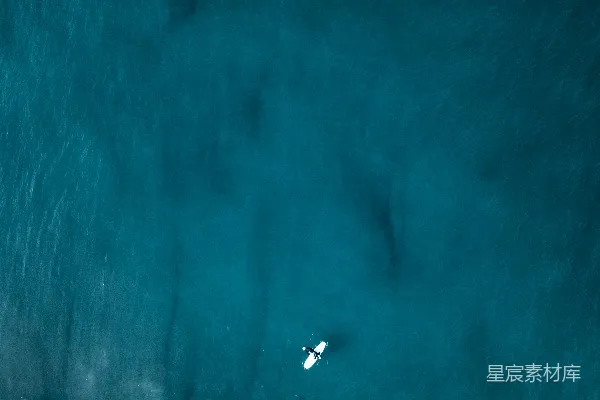 高清摄影 一个冲浪者在波浪上空飞翔的视角