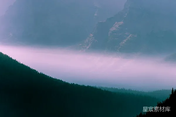 高清摄影 白天的雾蒙蒙的山峦