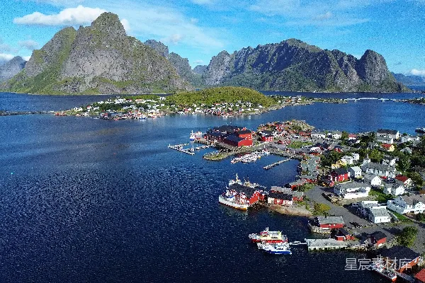高清摄影 沿海村落色彩斑斓的房屋与山峰。