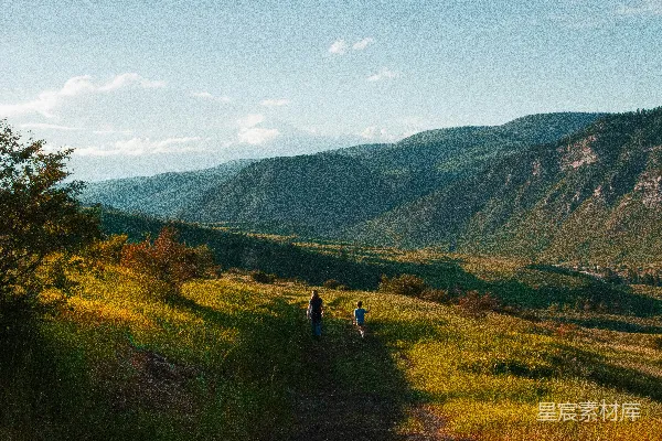 高清摄影 男孩和男人在山丘上行走