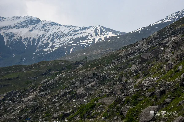 高清摄影 背景中有雪山的高山。