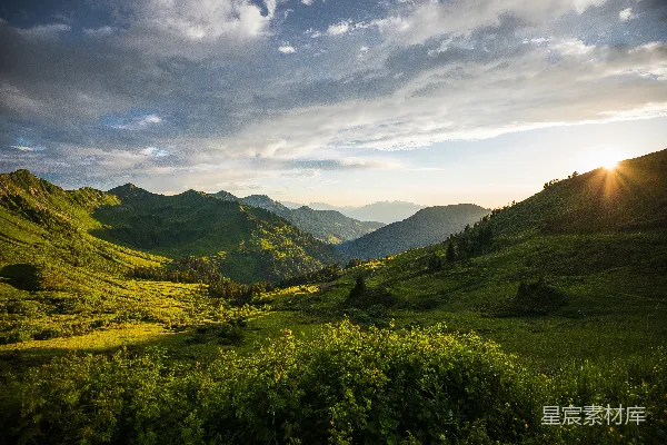 高清摄影 蓝天白云下的绿山在白天