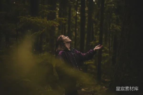 高清摄影 穿着紫色夹克的女人站在森林里