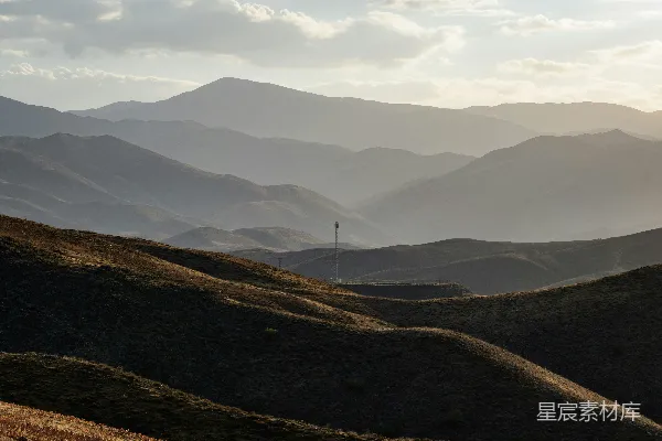 高清摄影 前景有一座无线电塔的山峦景色