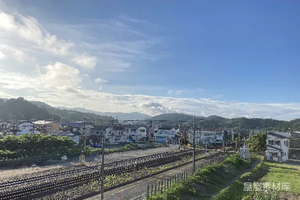 高清摄影 白天绿树山间蓝天