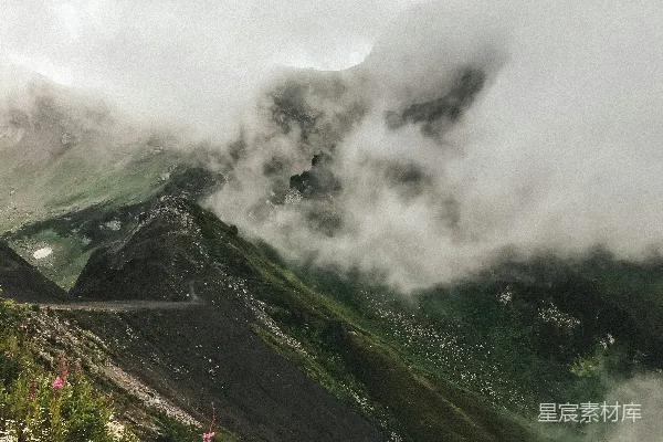 高清摄影 白云下的绿山在白天