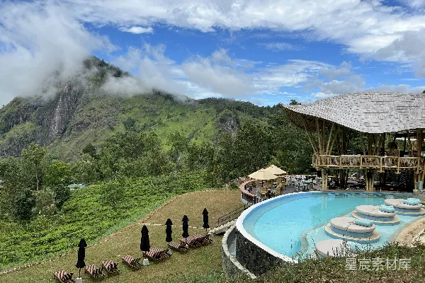 高清摄影 山谷中一个游泳池，背景是树木和山峰。
