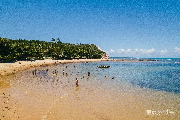 高清摄影 海滩上一群人在那里。