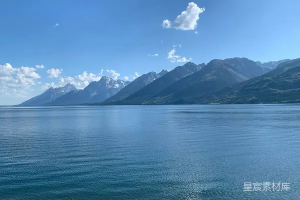 高清摄影 背景中有许多山的大片水域