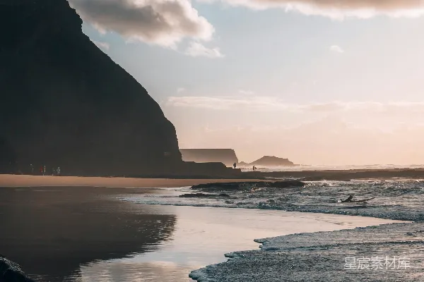 高清摄影 背景有一座山的海滩