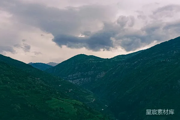 高清摄影 背景中有山的山谷景色