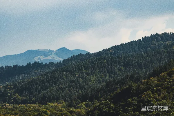 高清摄影 前景中一座山峦的景象