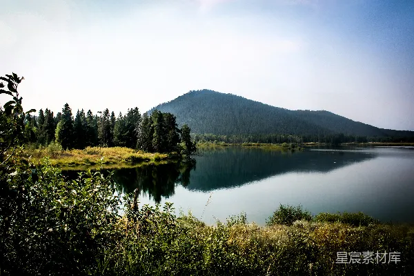 高清摄影 一个被树木和山坡环绕的湖泊