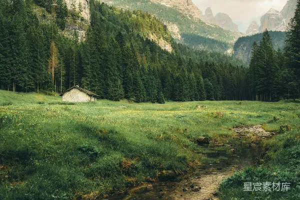 高清摄影 一座帐篷坐落在一片草地上，背景是山峦。