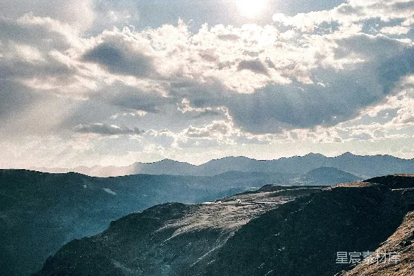高清摄影 一个男人骑在一片翠绿山坡上端。