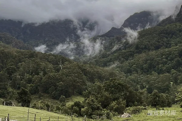 高清摄影 绿色草地旁，绿色山丘下，在白云之下，白天时的景象