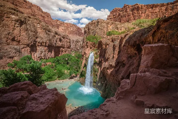 高清摄影 亚利桑那州 Havasupai 水fall 在白云蓝天之下