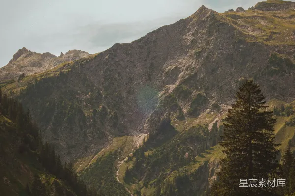 高清摄影 前景中有座山脉和一湖泊。